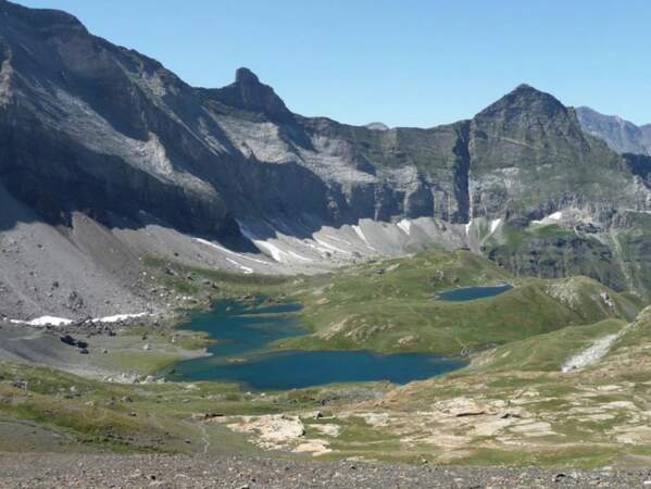 Les lacs glaciaires de Barroude sont blottis au pied de l'ergot de Gerbats, dans la vallée de la Gela (Pyrénées).