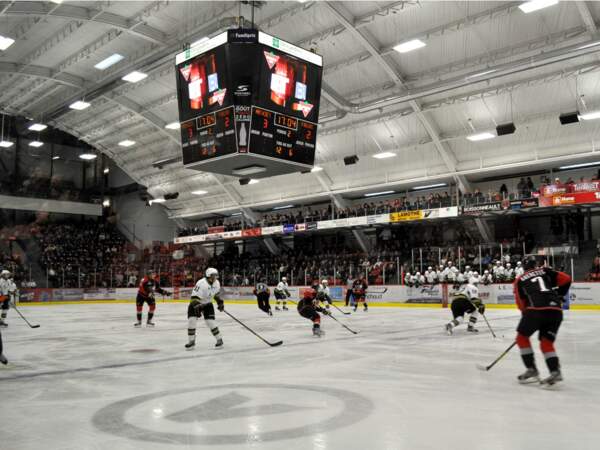 Match de hockey entre les équipes de Val-d'Or et de Rouyn-Noranda, en Abitibi (Québec, Canada).