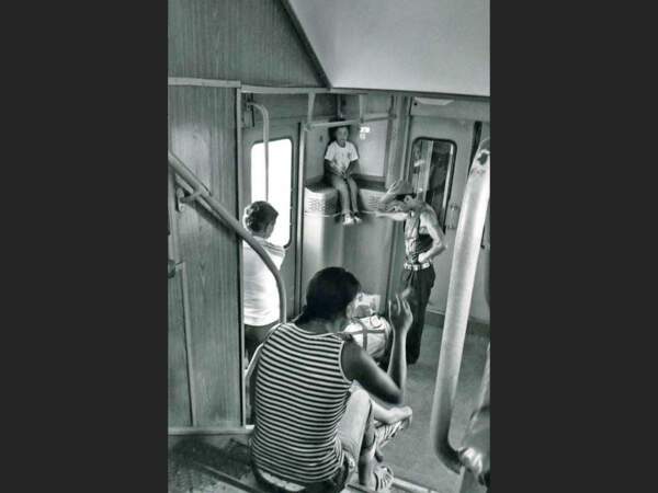 Gypsies dans le train vers Brasov