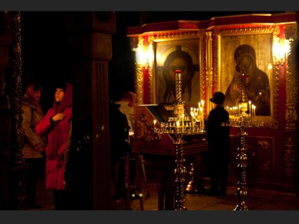 L'atmosphère est chaude et rassurante en la cathédrale Marie-Ascension d'Astrakhan, en Russie.