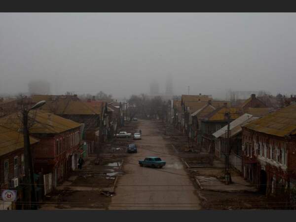 En dehors du centre-ville, les maisons sont délabrées à Astrakhan, en Russie.