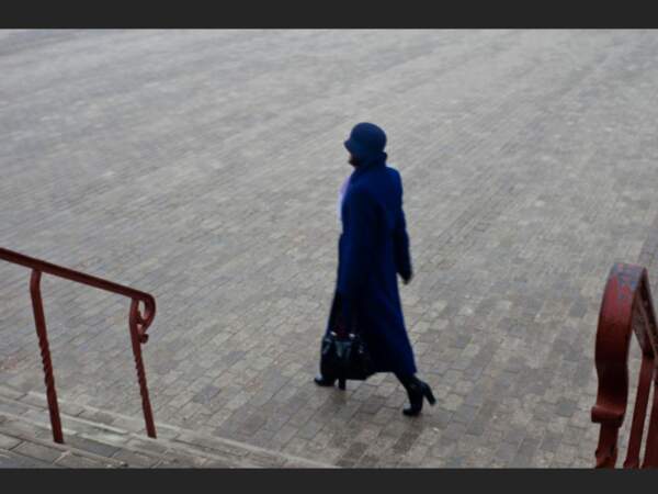 Une femme passe sur la place du Kremlin d'Astrakhan, en Russie.
