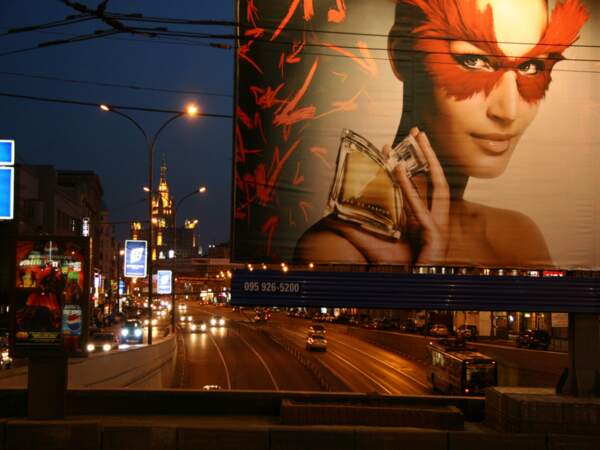 Publicité pour un parfum féminin à Moscou, en Russie