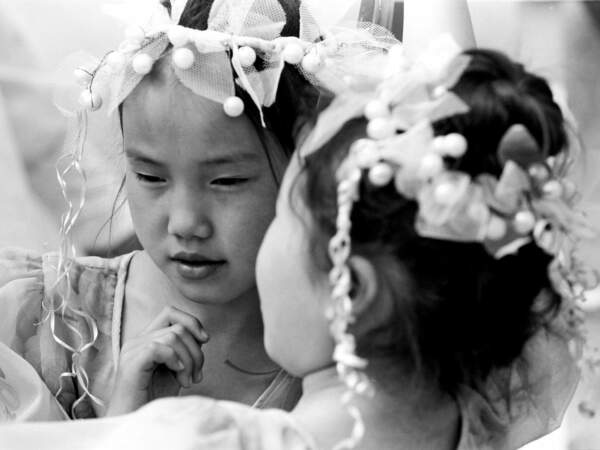 Des jeunes filles agitent des clochettes, symboles d'esprits bienfaisants (République de Sakha, Sibérie, Russie).