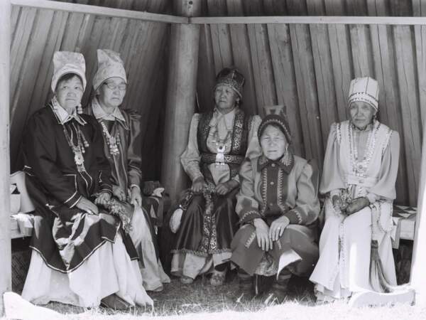 Ces vieilles dames, en tenue d'un autre temps, attendent le début de la cérémonie (République de Sakha, Sibérie, Russie). 