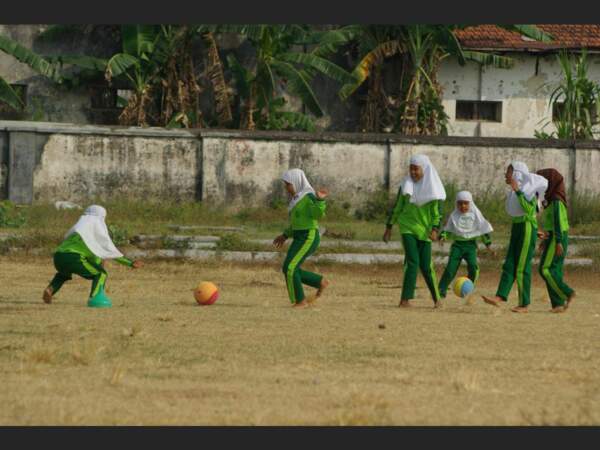 Un groupe de filles joue au football sur le terrain de leur école à Surakarta (ou Solo), en Indonésie. 
