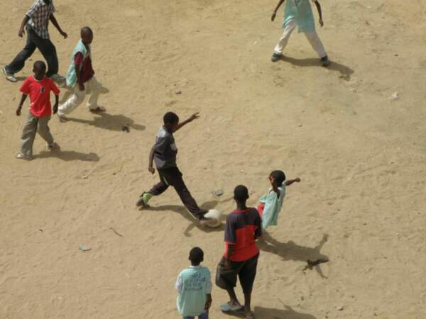 Match de foot de rue à Rufisque, au Sénégal. 