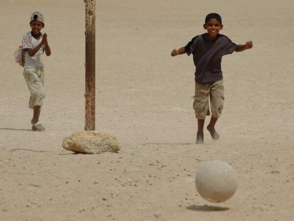 Des enfants jouent au foot en Tunisie. 