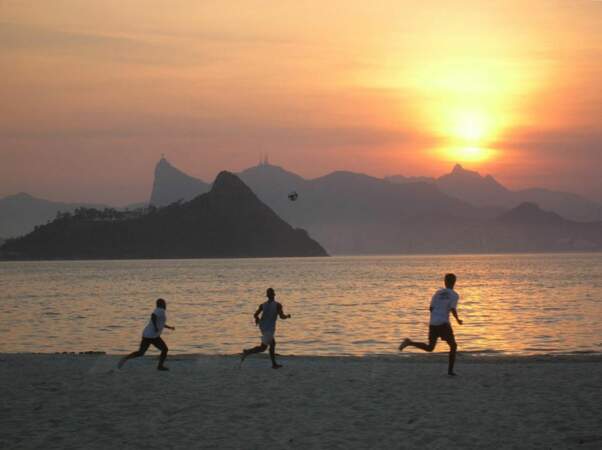 Match de foot sur une plage de Niterói, au Brésil.