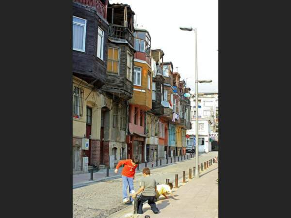 Un groupe d’enfants joue au foot dans un quartier populaire d’Istanbul, en Turquie. 