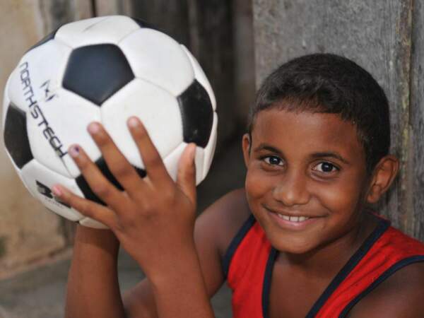 Cet enfant cubain pose avec son ballon de football, à La Havane, à Cuba. 