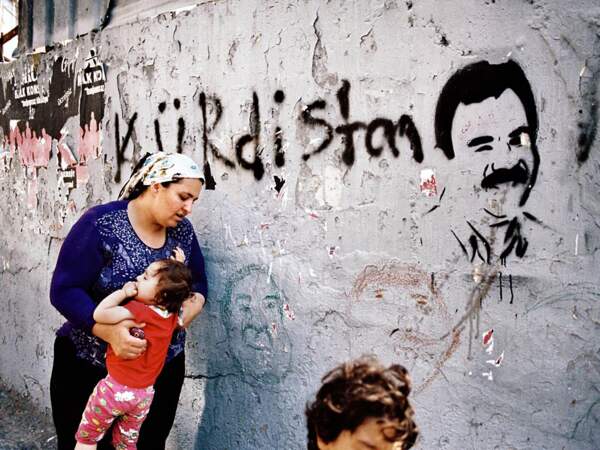 Femme et enfants dans le quartier de Tarlabasi, à Istanbul, en Turquie.
