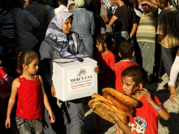 Aide humanitaire distribuée aux réfugiés syriens dans la province de Hatay, en Turquie