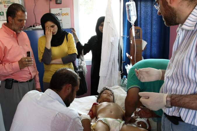 Opération d’un jeune blessé dans un hôpital de fortune dans la province de Hatay, en Turquie