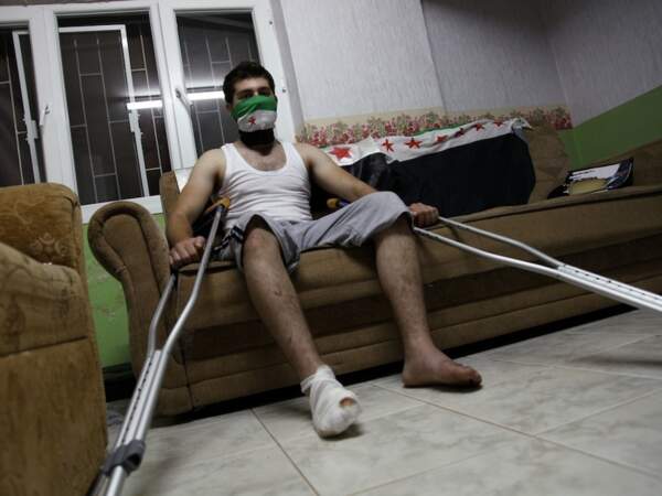 Jeune rebelle au visage caché dans un appartement à Antioche, dans la province de Hatay, en Turquie