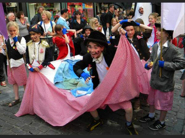 Enfants déguisés pour la Zinneke Parade, à Bruxelles (Belgique).