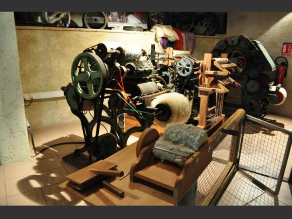 Machines permettant de carder et de tisser la laine, à Ardelaine (Ardèche, France).