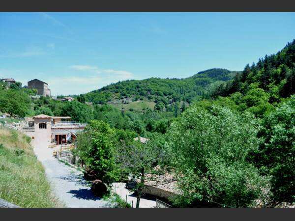 De verts paysages entourent Ardelaine, au coeur de la montagne ardéchoise (Ardèche, France).