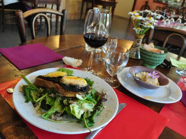 Le restaurant « La cerise sur l'agneau » à Ardelaine, en Ardèche (France).