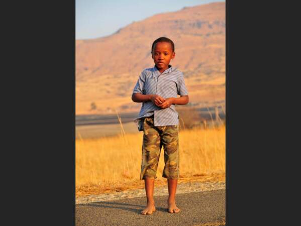 Enfant au bord d’une route, Afrique du Sud 