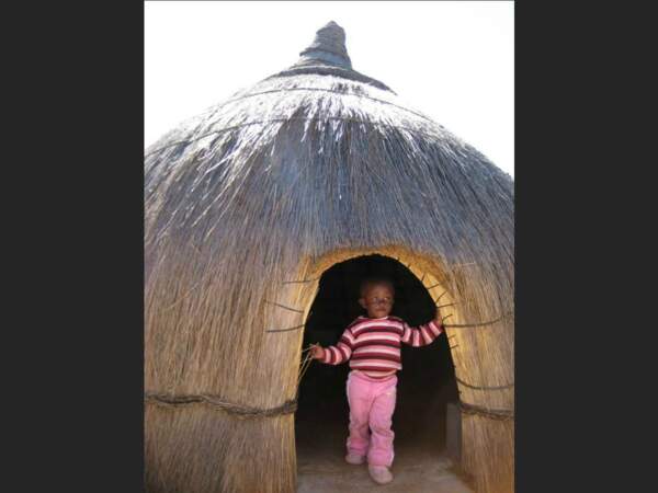 Petite fille de l’ethnie Ndebele dans un village de la région de Pretoria, en Afrique du Sud.