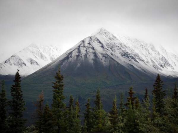 Sommets enneigés en Alaska, aux Etats-Unis