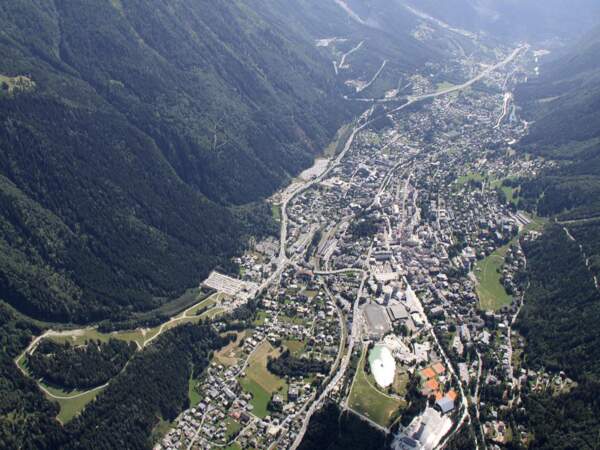 En parapente au-dessus de la ville de Chamonix, dans les Alpes