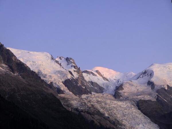 Le coucher de soleil sur la chaîne du Mont Blanc, dans les Alpes