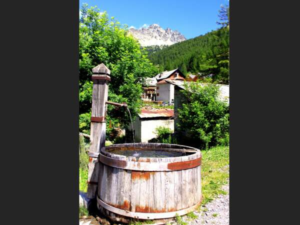 Une fontaine du hameau de la Chalp, dans le Queyras, Hautes-Alpes
