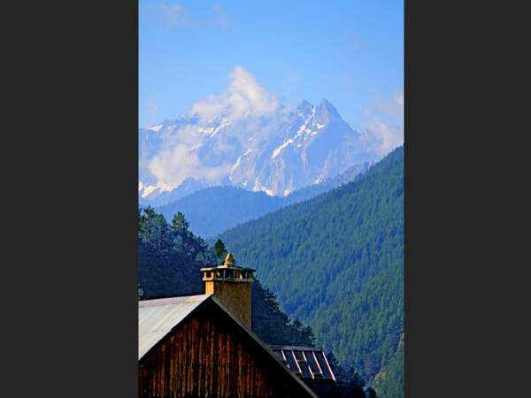 Le toit d’un chalet, au lieu-dit les Maisons, dans la commune d’Arvieux, dans le Val d’Azur, sur le chemin du lac de Roue et du col de l’Izoard, dans le Queyras, dans les Hautes-Alpes