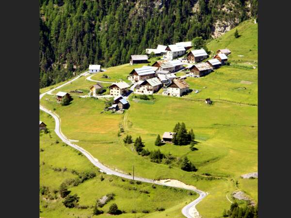 Le hameau de Villargaudin, depuis le belvédère du Lac de Roue, dans le Queyras, Hautes-Alpes