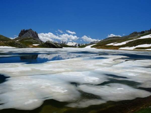 Le lac du Roburent partiellement gelé, dans les Alpes italiennes. 