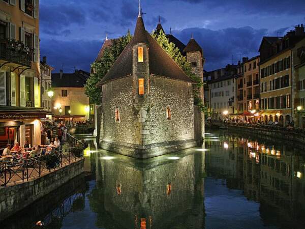 Le palais de l'Isle, au centre de la ville d'Annecy un soir d'été