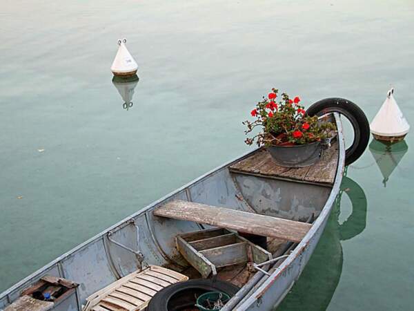 Un bateau et un bouquet de fleurs, près de l'île aux Cygnes, à Annecy (France)