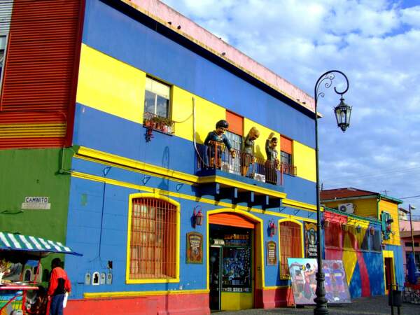 La rue El Carminito, très colorée, est un des sites les plus visités de Buenos Aires, en Argentine.