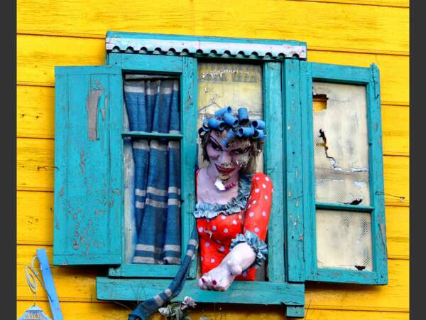 Ce personnage surveille les allées et venues des touristes dans la rue El Caminito à Buenos Aires (Argentine).