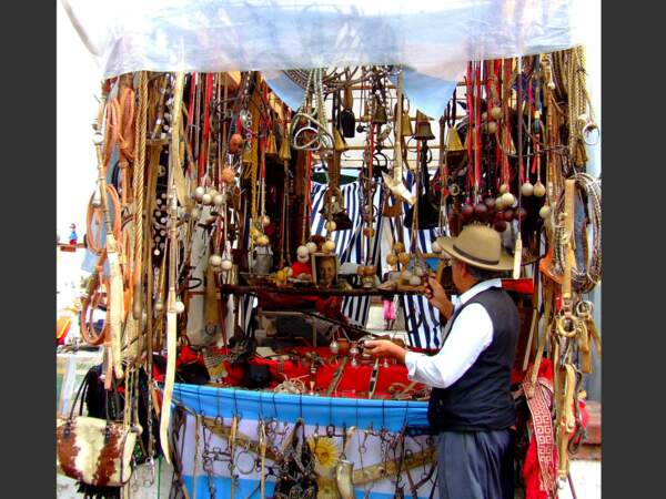Ce marchand de San Telmo à Buenos Aires propose aux touristes ses innombrables "trésors (Argentine).
