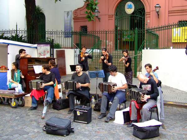 A l’est de Buenos Aires, en Argentine, le quartier de San Telmo séduit par sa vitalité culturelle et ses spectacles de rue.