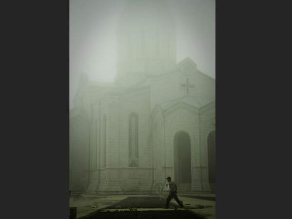L’église de Chouchi dans le brouillard, dans le Haut-Karabakh, en Azerbaïdjian.