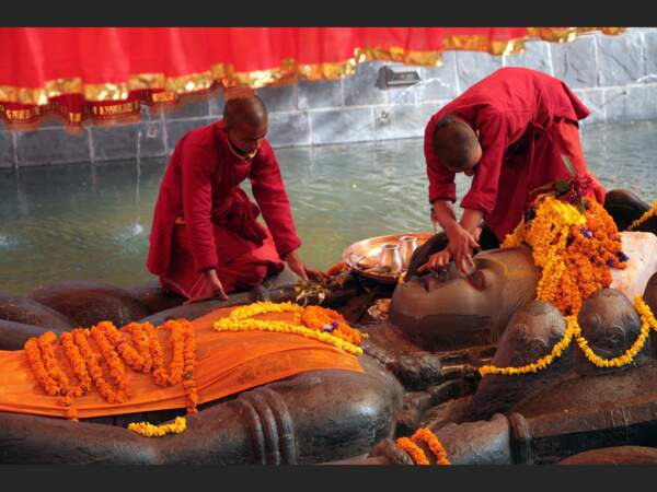Cérémonie quotidienne en l'honneur de Vishnou à Budhanilkantha, au Népal.