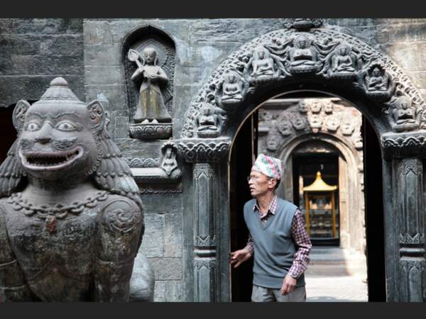 Le gardien du Temple d'Or de Patan, au Népal.