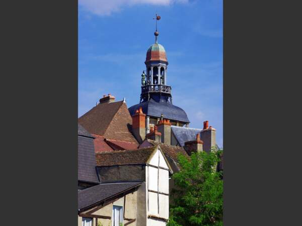 Le beffroi Jacquemart de Moulins sonne tous les quarts d'heure et toutes les heures (Auvergne, France).