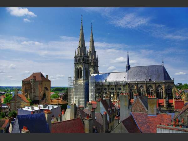 Vue sur la cathédrale Notre-Dame et les toits du quartier de l'ancien palais, à Moulins (Auvergne, France).