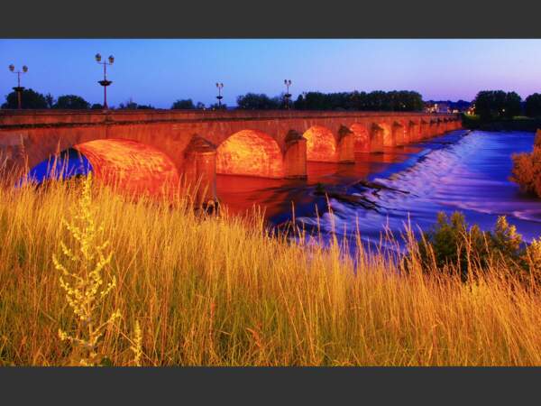 Le pont Régemortes au soir tombant, à Moulins (Auvergne, France).