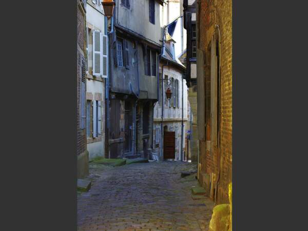 Promenade dans le quartier médiéval de l'ancien palais, à Moulins (Auvergne, France).