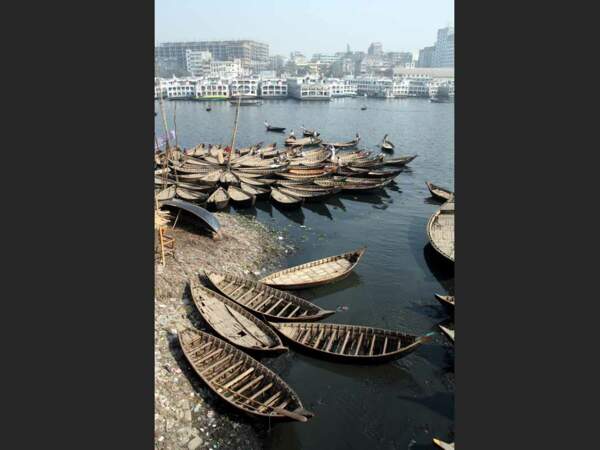 Sur le fleuve Buriganga voguent de nombreux navires de tailles différentes (Dacca, Bangladesh).