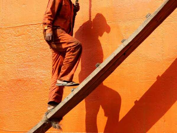 Sur le chantier naval de Dacca (Bangladesh), cet ouvrier travaille simplement chaussé de claquettes.