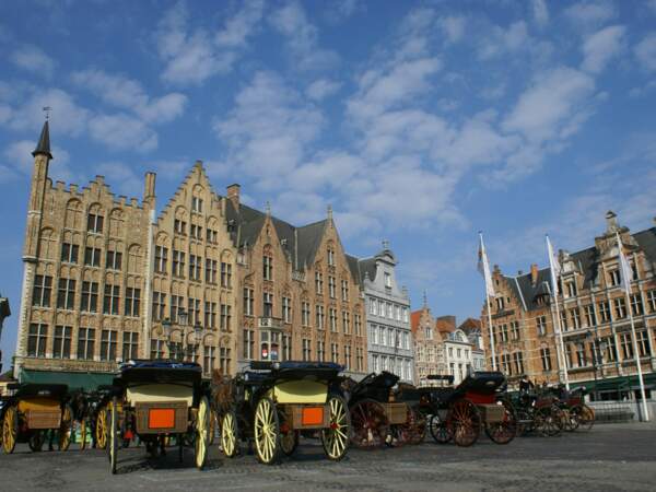 Calèches sur la Grand Place de Bruges, en Belgique.