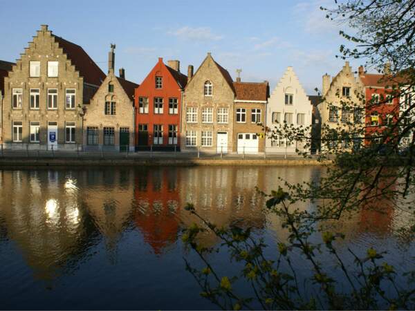 A Bruges, en Belgique, tout est calme le long du canal Potterierei au petit matin.