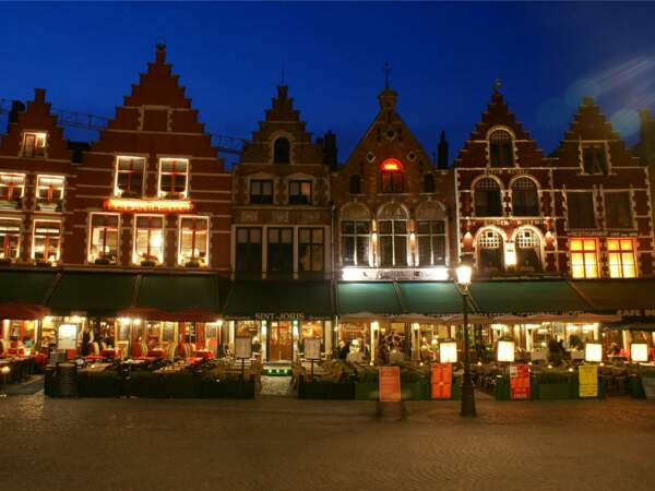 Les terrasses de la Grand Place de Bruges, en Belgique.